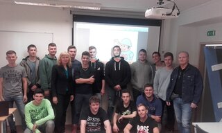 Studenti a ucitelia na odbornom skoleni firmy obo